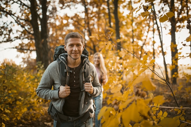 Happy Couple of Backpackers emprende nuevas aventuras