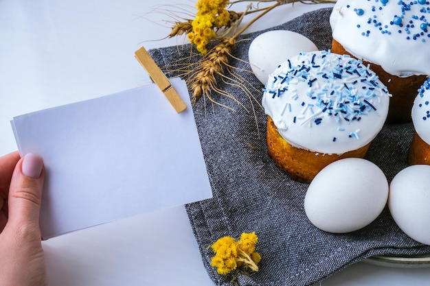 Happy Day Helle Ostern Orthodoxe Osterferien Traditionelles Essen Kreativer stilvoller Trend Hausgemachter Osterkuchen und Eier Kopieren Sie Platz Blatt Papier Kulich Festlicher Osterhintergrund Minimalismus