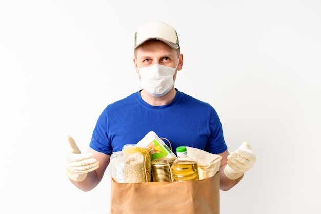 Happy Delivery Mann in blau Kappe leer T-Shirt Uniform Handschuh halten Spendentasche auf isoliert auf weiß