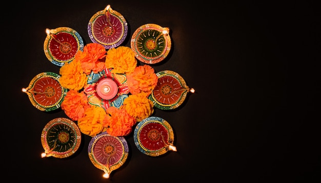 Happy Diwali Clay Diya lâmpadas acesas durante Dipavali Lâmpada de óleo tradicional colorida diya