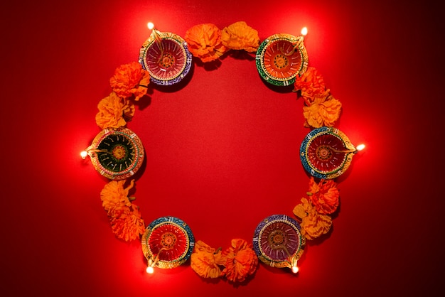 Happy diwali - lâmpadas de clay diya acesas, celebração hindu do festival de luzes