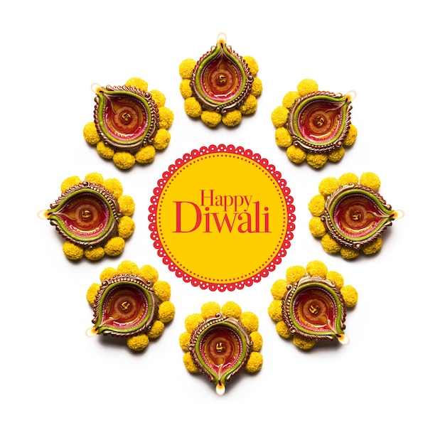 Happy diwali - lámpara de aceite o diya decorada con flores de caléndula,