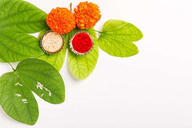 Happy Dussehra con hoja verde, arroz y kumkum