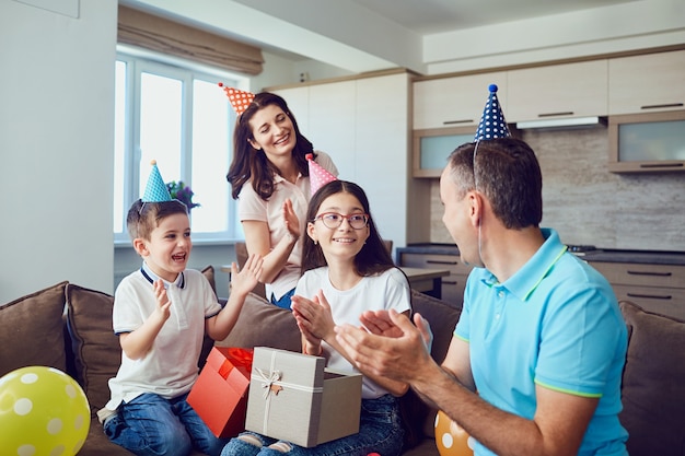 Happy Family celebra su cumpleaños con un pastel de cumpleaños