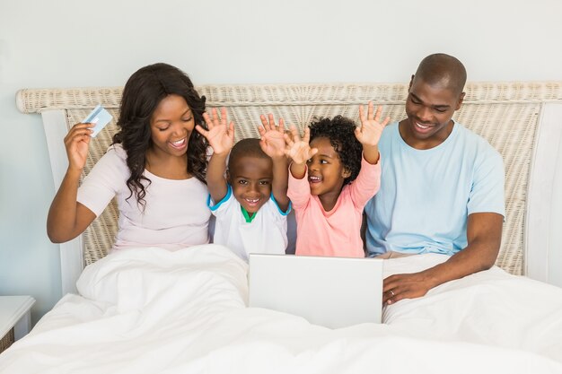 Happy family shopping online com laptop