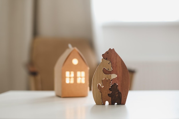 Happy Father39s Day-Konzept Grußkarte mit Familie von Holzspielzeugbären Familie von Holzspielzeugbären Handgemachtes umweltfreundliches Holzspielzeug für Kinder