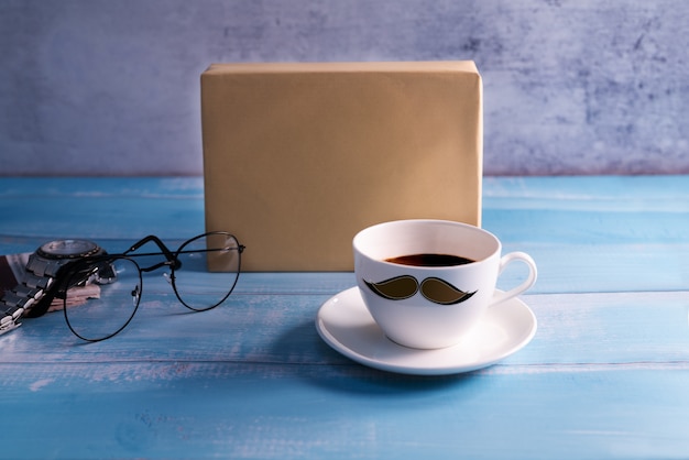 Happy Fathers Day, eine Tasse Kaffee mit Geschenkbox