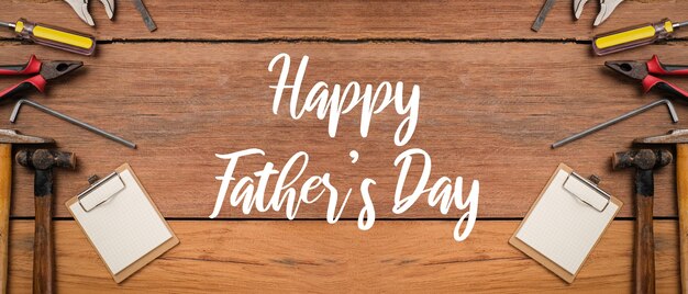 Happy Fathers Day Text mit seitlichem Rand von Werkzeugen und Krawatten auf rustikalem Holzhintergrund