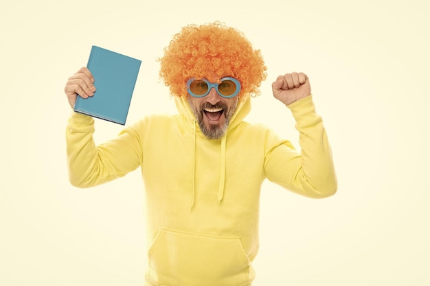 Happy funky man hold school book celebrando los logros académicos aprobó el examen