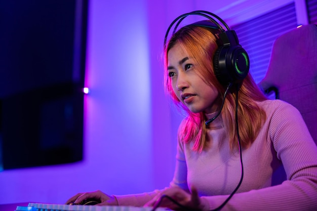 Happy Gamer bemüht sich, ein Online-Videospiel-Turnier mit Neonlichtern zu spielen