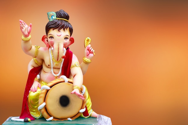 Happy Ganesh Chaturthi Grußkartendesign mit Lord Ganesha Idol