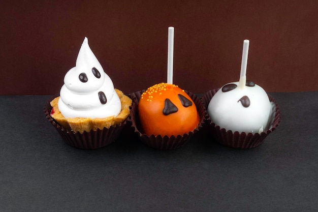 Happy Halloween Cupcakes dekoriert mit Sahne und Schokolade