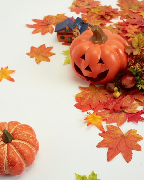 Happy Halloween dekorieren Kürbis und Jack o Laternen mit Herbstlaub