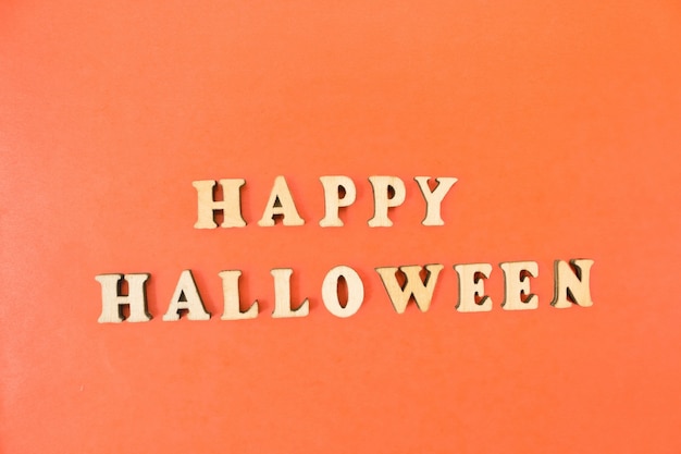 Happy Halloween-Inschrift auf einem orangefarbenen Hintergrund.