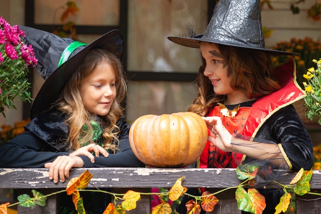 Happy Halloween lustige Kindermädchen lachen im Kostüm im Freien