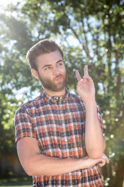 Foto happy hipster mostrando el signo de la paz