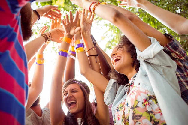 Foto happy hipsters bailando con la música