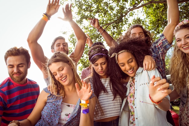 Happy hipsters bailando con la música