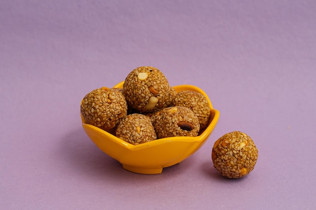 Happy Makar Sankranti, Pongal y Uttarayan con dulces Tilgul laddu