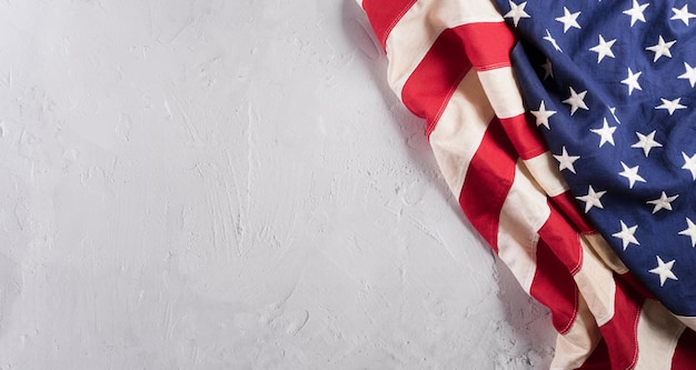 Happy Memorial Day Konzept aus amerikanischer Flagge auf weißem Steinhintergrund