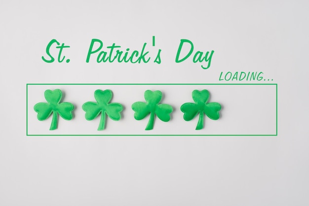 Happy Patrick's Day-Konzept. Fotobild von grünen Kleeblättern mit Glückwunschtext isolierter weißer Farbhintergrund