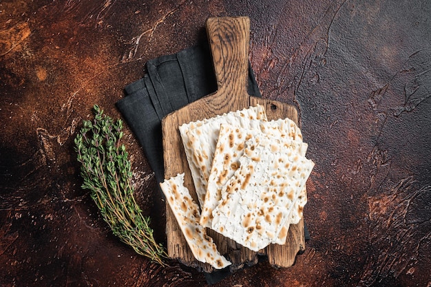 Happy Pessach Konzept Matza auf einem Holzbrett Dunkler Hintergrund Ansicht von oben