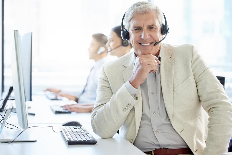 Foto happy porträt und call center mit reifen mann zu helfen in der kundenunterstützung zu chatten online auf dem computer berater berater und kontaktieren sie uns im telemarketing telefonanruf für lösung und virtuelle dienstleistung