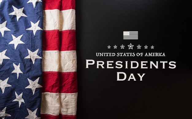 Happy Presidents Day Konzept mit Flagge der Vereinigten Staaten und dem Text auf dunklem Hintergrund