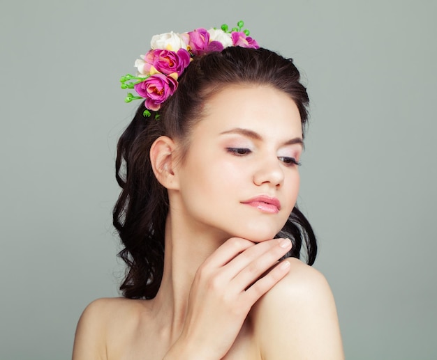 Happy Prom Girl mit perfekter Frisur und Make-up, Isolated on White Background Junge Frau mit Blumen im Haar