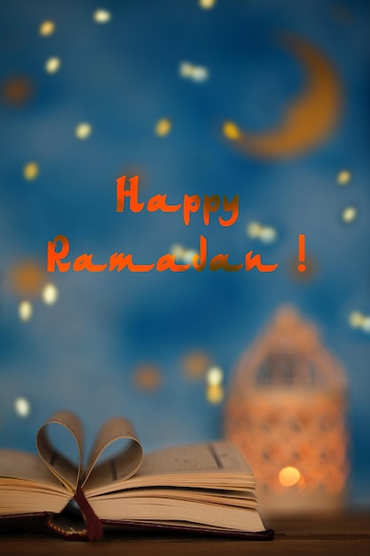 Happy Ramadan Sacred Book of Quran auf einer Holzoberfläche Blauer Nachthimmel mit Halbmond und Kerzenhalter im Hintergrund