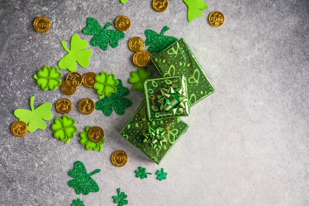 Happy st. Día de San Patricio. Tarjeta con trébol de la suerte, caja de regalo verde. Símbolo del festival irlandés. Concepto afortunado. Fondo del día de San Patricio con regalo. Copie el espacio.