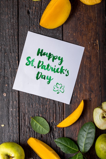 Happy st. Patricks Tageskarte mit Essen und Kleeblatt