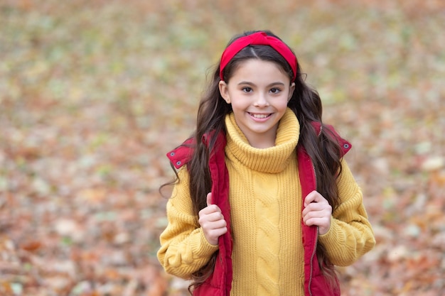 Happy Teen Girl genießen herbstlichen Tag Herbst Teenager-Mädchen lächelnd im Herbst tragen im Freien