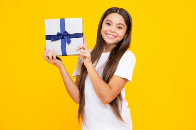 Happy Teenager-Porträt Teenager-Kind mit Präsentkarton Jugendlich Mädchen, das Geburtstagsgeschenk gibt Präsentieren Sie Gruß- und Geschenkkonzept Lächelndes Mädchen