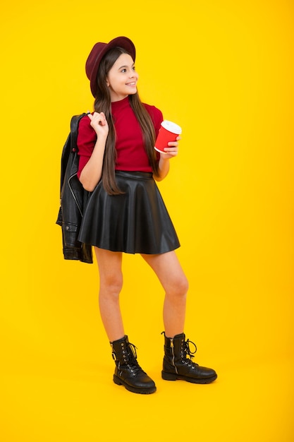 Happy Teenager-Porträt Teenager-Mädchen mit einer heißen Tasse Kaffee oder Tee Kind mit Tasse zum Mitnehmen auf