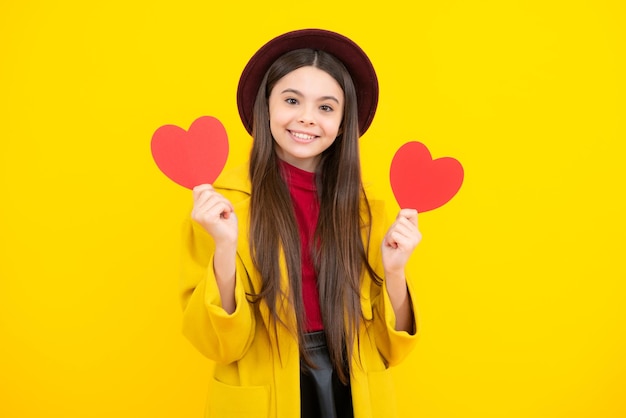 Happy Teenager Portrait Glück Kinder und Liebe Konzept Romantisches schönes jugendlich Mädchen mit rotem Herzen Weltherztag glücklicher Valentinstag Lächelndes Mädchen