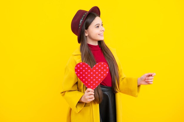 Happy Teenager Portrait Schönes Kind Mädchen 12 13 14 Jahre alt mit Form Herz Liebe Urlaub und Valentinsgruß Symbol Valentinstag oder Geburtstag Lächelndes Mädchen