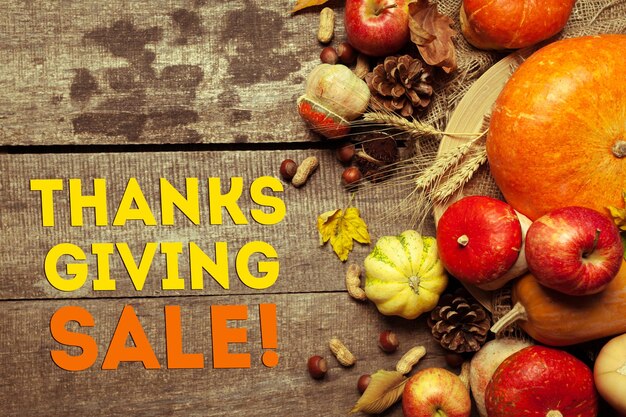 Happy Thanksgiving Day Sale Display auf Holzuntergrund