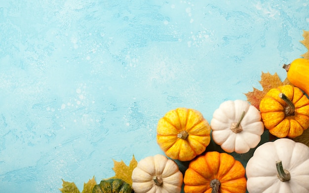 Happy Thanksgiving-Hintergrund mit dekorativen Kürbissen