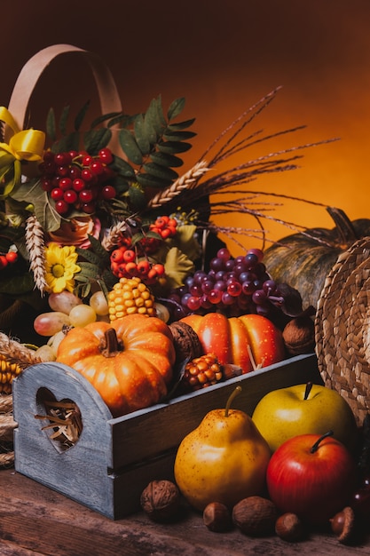 Happy Thanksgiving-Stillleben. Obst, Nüsse und Gemüse, Herbsternte auf dem Tisch