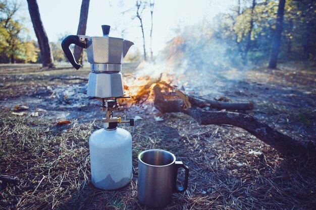 Happy trip - cafetera de hoguera y géiser en primer plano