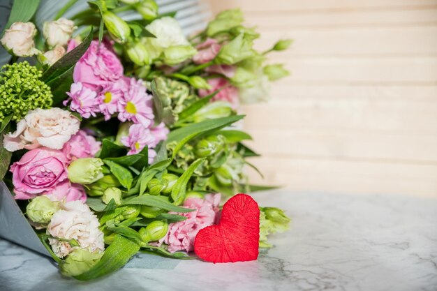 Happy Valentines Day Grußkarte Strauß Rosen und rotes Herz Platz für Textmuttertag Konzept