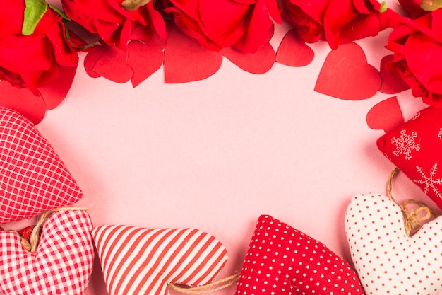 Happy Valentinstag und Herz. Karte mit glücklichem Valentinsgrußtag und -herz auf hölzernem backgro