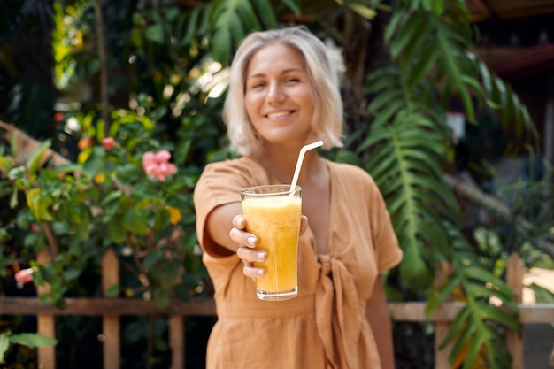 Happy Woman Drink Exotisches Cocktail Resort im Freien