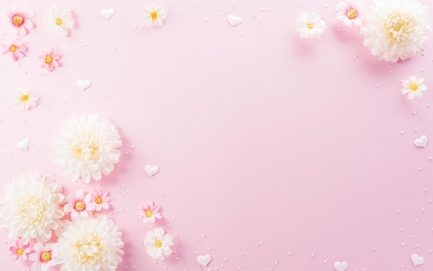 Happy Womens Day Dekorationskonzept aus Blumen auf rosa Pastellhintergrund