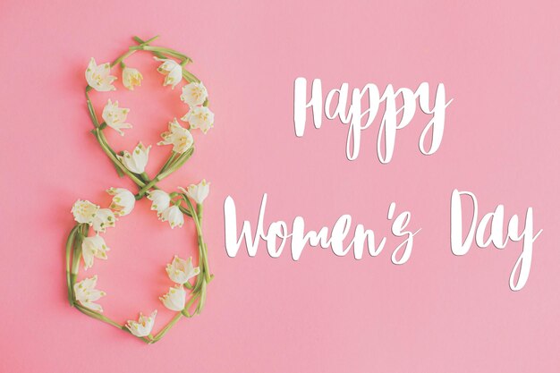 Happy Womens Day Grußkarte 8. März Stilvolles handgeschriebenes Textschild auf Frühlingsblumen in 8