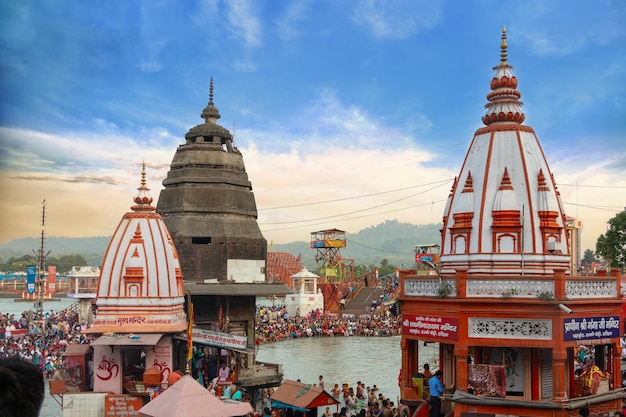 Foto har ki pauri é um famoso ghat nas margens do ganges em haridwar, na índia.