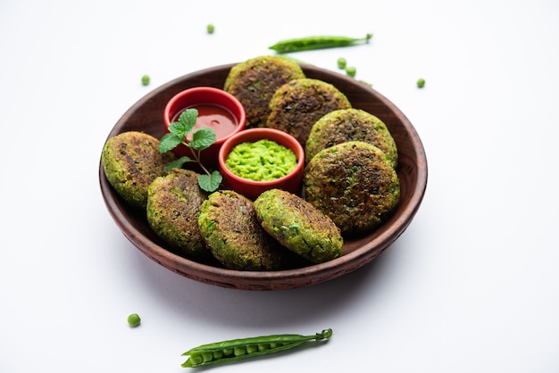 Hara bhara Kabab o Kebab es una receta de bocadillo vegetariano indio que se sirve con salsa picante de menta verde sobre una superficie de mal humor. enfoque selectivo