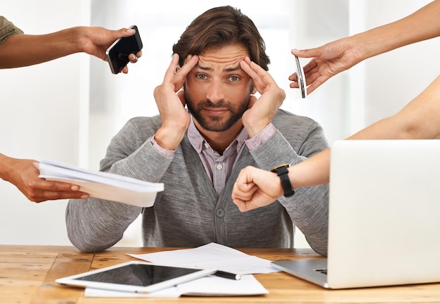 Foto hará lo que sea necesario para hacer el trabajo. un apuesto hombre de negocios que trabaja en su computadora portátil.