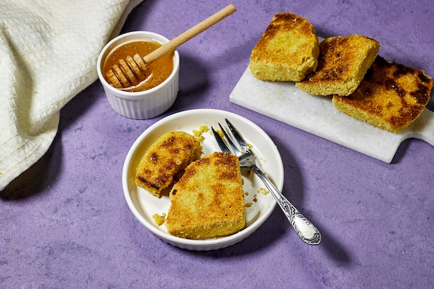 Harcha oder Mbasses Semolina algerische Pfannkuchen auf einer arabeskenfarbenen Platte über dem Schneidbrett